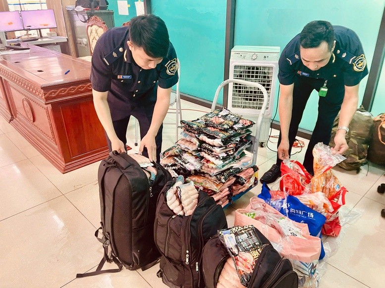 Hải quan phát hiện nhiều vụ vận chuyển thực phẩm không rõ nguồn gốc