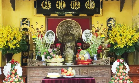 Đoàn Tạp chí điện tử Việt - Đức dâng hương Chủ tịch Hồ Chí Minh
