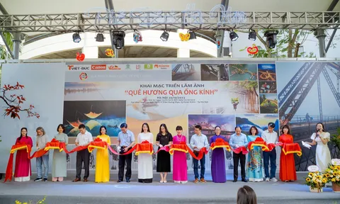 Khai mạc triển lãm ảnh “Quê hương qua ống kính”