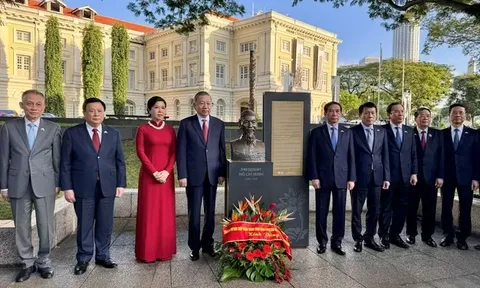 Tổng Bí thư Tô Lâm dâng hoa tưởng niệm Bác Hồ tại Bảo tàng Văn minh châu Á, Singapore