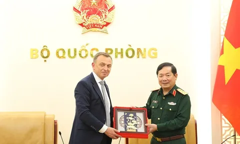 Thượng tướng Lê Huy Vịnh tiếp Đại sứ Ukraine
