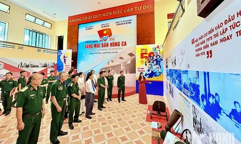 Hun đúc tinh thần yêu nước từ triển lãm “50 năm vang mãi bản hùng ca”