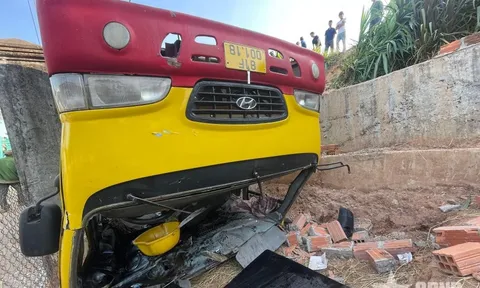 Gia Lai: Lật xe đưa đón học sinh, nhiều người bị thương